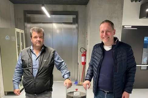 Volkmar Mair (l.), Direktor des Amts für Geologie und Baustoffprüfung und Landesrat Massimo Bessone im Labor für Geotechnik in Kardaun sind sich einig: Materialien im Straßenbau muss eine wichtige Rolle eingeräumt werden. (Foto: LPA/Igor Cocca)