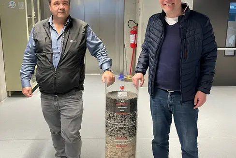 Volkmar Mair (l.), Direktor des Amts für Geologie und Baustoffprüfung und Landesrat Massimo Bessone im Labor für Geotechnik in Kardaun sind sich einig: Materialien im Straßenbau muss eine wichtige Rolle eingeräumt werden. (Foto: LPA/Igor Cocca)