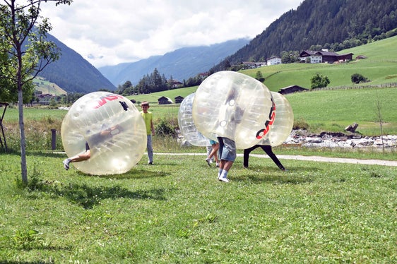 All'EuregioSportCamp i giovani hanno l'opportunità di provare nuovi sport. (Foto: Land Tirol/Hörmann)