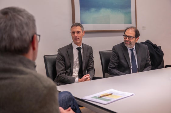 Stefano Francescon (von links) und Christian Di Capua kündigten Landeshauptmann Arno Kompatscher (von hinten) die Stärkung der Bozner Filiale der Banca d’Italia an. (Foto: LPA/Greta Stuefer)