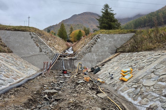 Oberhalb des Rückhaltebeckens im Vernagtbach saniert die Wildbach-Gruppe mit Vorarbeiter Martin Müller vier Stahlbetonsperren und eine Künette (im Bild). (Foto: LPA/Landesamt für Wildbach- und Lawinenverbauung West/Martin Eschgfäller)