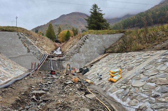 Sopra il bacino di ritenzione del rio di Casera, sono stati effettuai lavori di ristrutturazione di quattro barriere in cemento armato ed una trincea. (Foto: USP/Ufficio Sistemazione bacini montani ovest/Martin Eschgfäller)