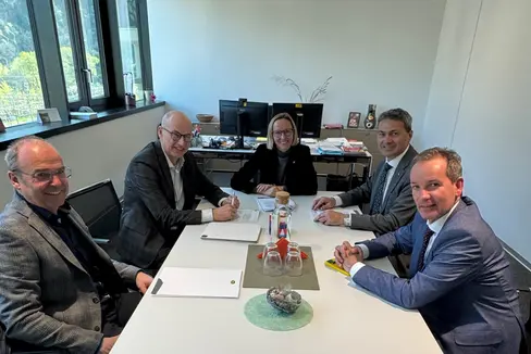 Christof Gamper (von links), Abteilungsleiter der Personalberatung im HGV, Ressortdirektor, Günther Burger, Landesrätin Magdalena Amhof, HGV-Präsident Klaus Berger und HGV-Direktor Raffael Mooswalder im Gespräch über Personal im Gastgewerbe. (Foto: LPA/Theodora Huber)