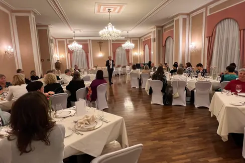 Es gibt nichts Wertvolleres, als junge Menschen auf ihrem Bildungsweg zu begleiten: Landesrat Philipp Achammer (stehend) bei einer der beiden Pensionierungsfeiern im Oktober für rund 150 Lehrpersonen. (Foto: LPA/Deutsche Bildungsdirektion)