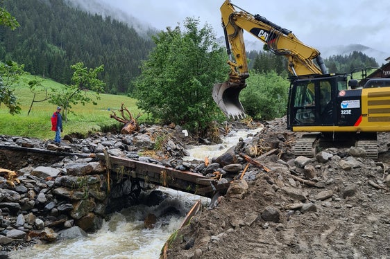 Il ponte sul rio Kerschbaumer, nel Comune di Racines, è stato danneggiato nella notte tra ieri e oggi (Foto: Ufficio provinciale bacini montani Nord presso l'Agenzia per la protezione civile/Philipp Walder)