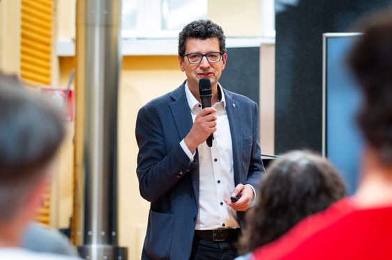 “Con i Copilot Breakfast desideriamo facilitare l'accesso alle conoscenze sull'IA e mostrare quanto queste tecnologie possano essere utili nella vita lavorativa quotidiana”, spiega Günter Sölva, direttore dell'Ufficio Sviluppo personale della Provincia. (Foto: USP/Fabio Brucculeri)