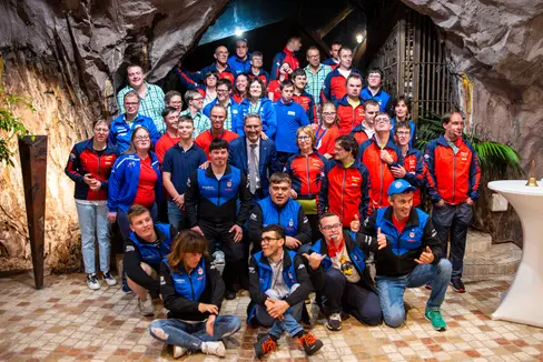 Le atlete e gli atleti altoatesini protagonisti di una stagione invernale di grandi successi posano assieme al presidente della Provincia autonoma di Bolzano, Arno Kompatscher, nella Felsenkeller di Laimburg (Foto: ASP/Fabio Brucculeri)