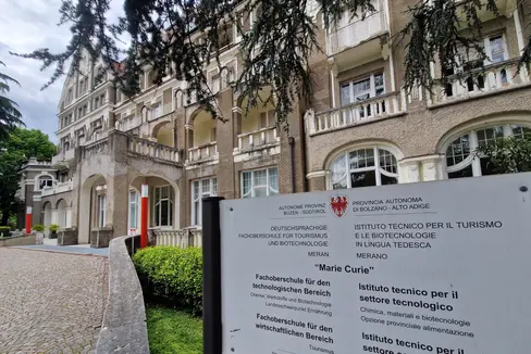 Die Fachoberschule Marie Curie in Meran wird erweitert. Die Landesregierung hat am 29. Juli das Raumprogramm angepasst und die Finanzierung genehmigt. (Foto: LPA/Ressort für Hochbau, Valorisierung des Vermögens, Grundbuch und Kataster)