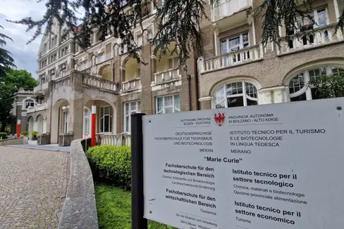 Die Fachoberschule Marie Curie in Meran wird erweitert. Die Landesregierung hat am 29. Juli das Raumprogramm angepasst und die Finanzierung genehmigt. (Foto: LPA/Ressort für Hochbau, Valorisierung des Vermögens, Grundbuch und Kataster)