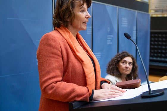 Die Arbeit der Chronistinnen und Chronisten könne nicht mit konventionellen Zahlungsmitteln beglichen werden, betonte Landesrätin Maria Hochgruber Kuenzer, diese Arbeit ist für uns und für die kommenden Generationen unbezahlbar, denn die Erinnerungskultur gibt Sicherheit und Identität. (Foto: LPA/Fabio Brucculeri)