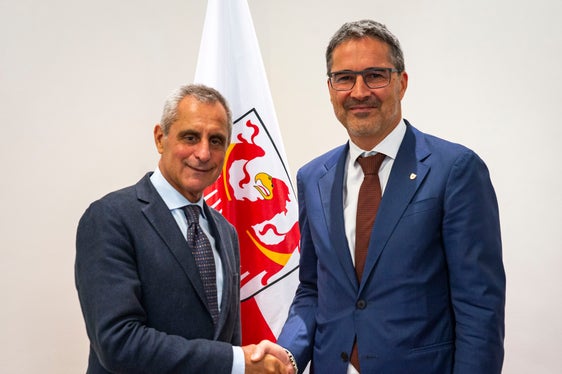 Zusammenarbeit per Handschlag besiegelt: der neue Quästor Andrea Valentino und Landeshauptmann Arno Kompatscher. Beim Antrittsbesuch des Polizeidirektors im Palais Widmann waren Sicherheit, Prävention und auch die Reisepässe Thema. (Foto: LPA/Fabio Brucculeri)