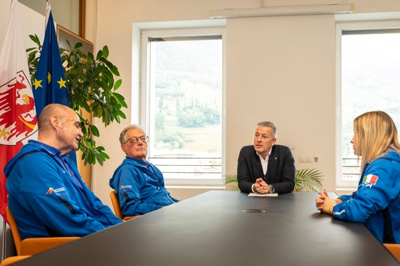 L'assessore provinciale Peter Brunner (al centro) ha sottolineato, parlando con gli atleti, il loro ruolo di modello: “I vostri successi dimostrano come con coraggio e disciplina si possano raggiungere grandi traguardi”. (Foto: USP/Fabio Brucculeri)