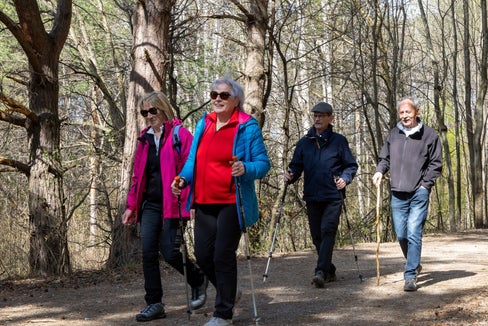 Ein Spaziergang ist eine einfache Möglichkeit, Bewegung in den Alltag zu bringen. Schon wenige zusätzliche Minuten Bewegung können sich positiv auf die Gesundheit auswirken. (Foto: LPA/Ingrid Heiss)