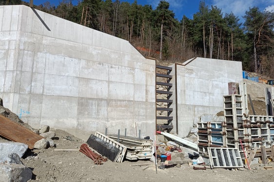 Das neue Rückhaltebecken im Hornergraben oberhalb von Vintl wird in Kürze fertiggestellt. (Foto: LPA/Landesamt für Wildbach- und Lawinenverbauung Ost/Andreas Unterberger)
