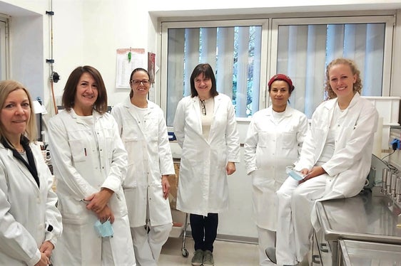 Personale tecnico del Laboratorio biologico di Laives vicino alla rampa di filtrazione per l’analisi microbiologica delle acque (foto: Agenzia provinciale per l’ambiente e la tutela del clima)