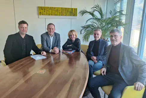 Incontro per discutere su un possibile progetto finalizzato all'assistenza sociale per i senzatetto a Merano. Da sinistra l'assessore comunale Reinhard Bauer, l'assessore provinciale all'Edilizia pubblica Massimo Bessone, l'assessora provinciale al Sociale Waltraud Deeg, il Direttore della Ripartizione dei servizi sociali della Comunità comprensoriale Burgraviato Florian Prinoth e l'assessore comunale al Sociale Stefan Frötscher. (Foto: ASP)