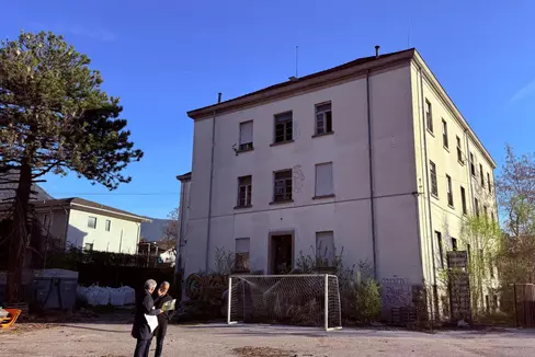 Bei einem Lokalaugenschein auf dem Areal der ehemaligen Verdone-Kaserne in Vahrn haben Raumentwicklungslandesrat Peter Brunner und Bürgermeister Andreas Schatzer über die Entwicklung des geplanten nachhaltigen Wohnviertels gesprochen. (Foto: LPA/Thomas Bodner)