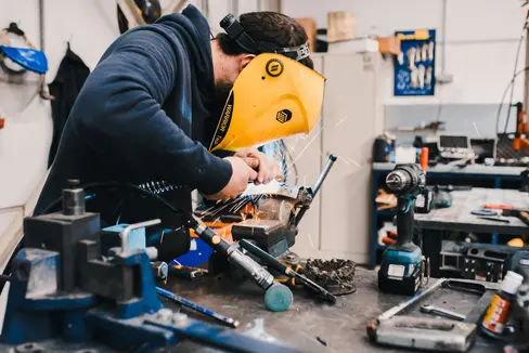 Le agevolazioni sono indirizzate a imprese industriali, artigianali, turistiche, commerciali e di servizi situate nelle zone colpite dagli eventi calamitosi. (Foto: Unsplash)