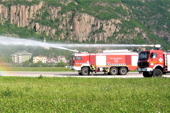Nach der heutigen Genehmigung der Vereinbarung führt die Berufsfeuerwehr Bozen bis 9. Juli kommenden Jahres den Brandschutzdienst am Flugplatz Bozen weiterhin durch; das Bild entstand während einer Löschaktion (Foto: LPA/Berufsfeuerwehr Bozen)