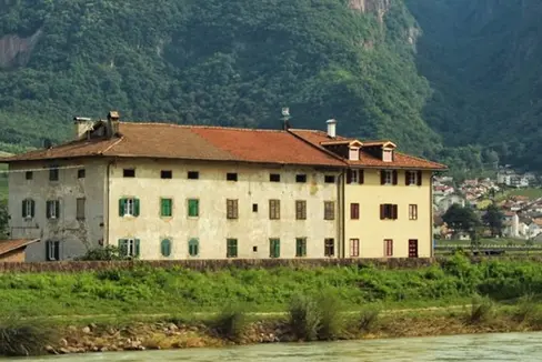 La stazione doganale al porto fluviale nel Comune di Bronzolo verrà sottoposta a vincolo di tutela storico-artistica (Foto: ASP/David Kruk)