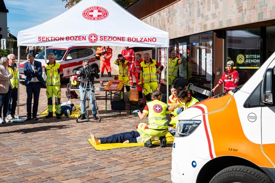 Was ist bei einem Herz-Kreislauf-Stillstand zu tun? Die Rettungskräfte zeigten vor der Rittner Seilbahn in Oberbozen anschaulich, worauf es bei einer Wiederbelebung ankommt. (Foto: LPA/Fabio Brucculeri)
