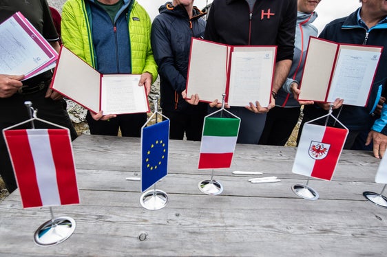 Al rifugio Europa è stato firmato oggi (28 giugno) l’atto costitutivo dell’omonima Fondazione e istituito il Consiglio di fondazione composto da cinque membri (Foto: ASP/Ivo Corrà)