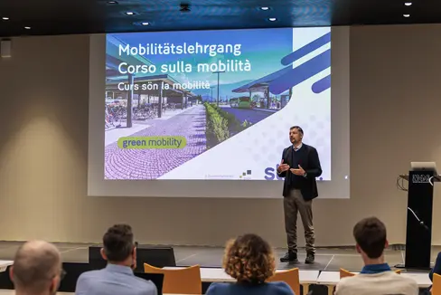 „Die Mobilität der Zukunft entsteht nicht durch isolierte Maßnahmen, sondern durch eine klare Vision und durch gut ausgebildete Menschen, die diese in konkrete Projekte für das Land übertragen können“, betont Mobilitätslandesrat Daniel Alfreider anlässlich des im April beginnenden Mobilitätslehrgangs. (Foto: STA/Ivan Brentegani)