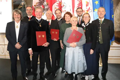 Da sinistra l'assessore Messner, il presidente Kompatscher, Konrad Bergmeister, Giovanni Salghetti Drioli, l'assessore Achammer, l'assessora Pamer, Angelika Stampfl, l'assessore Galateo, l'assessora Amhof e l'assessore Brunner. (Foto: Land Tirol/Frischauf Bild)