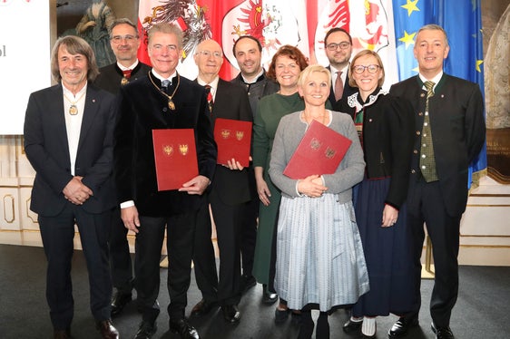 Die drei Geehrten aus Südtirol (mit Urkunde v.l.) Konrad Bergmeister, Giovanni Salghetti Drioli und Angelika Stampfl mit zahlreichen Mitgliedern der Landesregierung (v.l.): Hubert Messner, Arno Kompatscher, Philipp Achammer, Rosmarie Pamer, Marco Galateo, Magdalena Amhof und Peter Brunner (Foto: Land Tirol/Frischauf Bild)