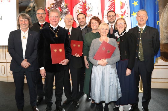 Die drei Geehrten aus Südtirol (mit Urkunde v.l.) Konrad Bergmeister, Giovanni Salghetti Drioli und Angelika Stampfl mit zahlreichen Mitgliedern der Landesregierung (v.l.): Hubert Messner, Arno Kompatscher, Philipp Achammer, Rosmarie Pamer, Marco Galateo, Magdalena Amhof und Peter Brunner (Foto: Land Tirol/Frischauf Bild)