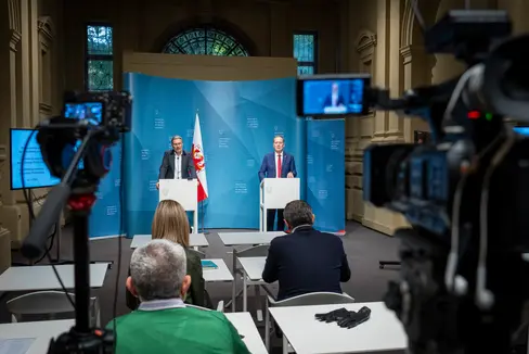 Die Landesregierung hat heute der Errichtung und Verwaltung eines neuen Seniorenwohnheimes in Meran über eine ÖPP zugestimmt. Darüber berichteten in der Pressekonferenz nach der Landesregierung Landeshauptmann Kompatscher und Landesrat Bessone. (Foto: LPA/Fabio Brucculeri)