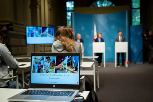 Darüber, wie das Land Südtirol pflegebedürftige Menschen in Südtirol unterstützt, wurde heute (8. April) in Bozen informiert. (Foto: LPA/Fabio Brucculeri)
