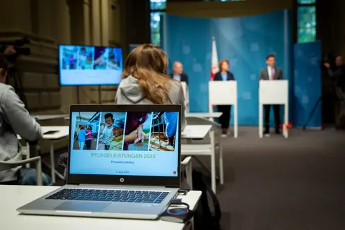 Darüber, wie das Land Südtirol pflegebedürftige Menschen in Südtirol unterstützt, wurde heute (8. April) in Bozen informiert. (Foto: LPA/Fabio Brucculeri)