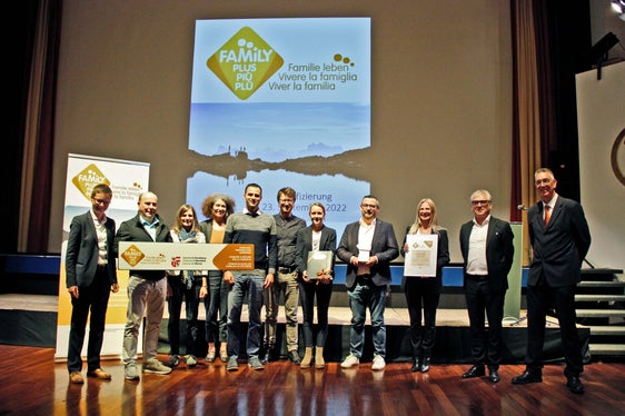 Auch die Gemeinde Enneberg kann künftig mit einem eigenen Hinweis am Dorfschild auf ihre Familienfreundlichkeit aufmerksam machen. (Foto: LPA/Greta Stuefer)