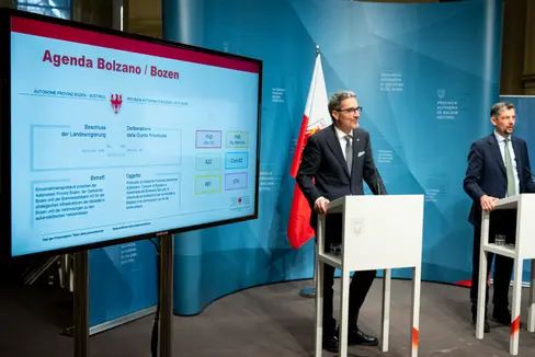 Landeshauptmann Arno Kompatscher (links) und Landesrat Daniel Alfreider stellten die Projekte des Landes vor, die im Rahmen der Agenda Bozen verwirklicht werden. (Foto: LPA/Fabio Brucculeri)