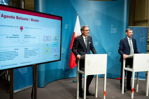 Landeshauptmann Arno Kompatscher (links) und Landesrat Daniel Alfreider stellten die Projekte des Landes vor, die im Rahmen der Agenda Bozen verwirklicht werden. (Foto: LPA/Fabio Brucculeri)