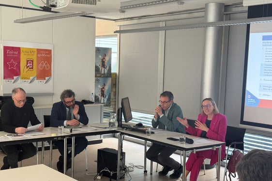 Andrea Baiardo (secondo da destra) ha presentato alla Commissione provinciale per l'impiego uno studio della Fondazione Nord Est. (foto: USP/Theodora Huber)