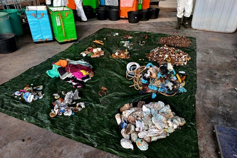 I rifiuti solidi urbani conferiti nell’area cernita allestita presso la discarica di Vadena vengono separati manualmente e categorizzati in 30 diverse tipologie, tra cui: carta, cartone, vetro, metalli, plastiche, umido, verde, spreco alimentare ecc. (Foto: Agenzia provinciale per l’ambiente e la tutela del clima)