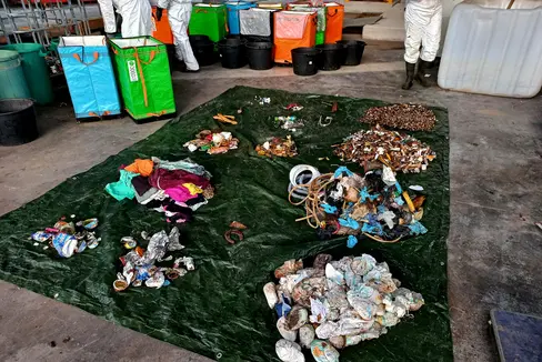 Der in Pfatten angelieferte Hausmüll wird sortiert: Die Abfallanalyse gibt Aufschluss über die Mülltrennung und den Abfallkreislauf. (Foto: LPA/Landesagentur für Umwelt und Klimaschutz)