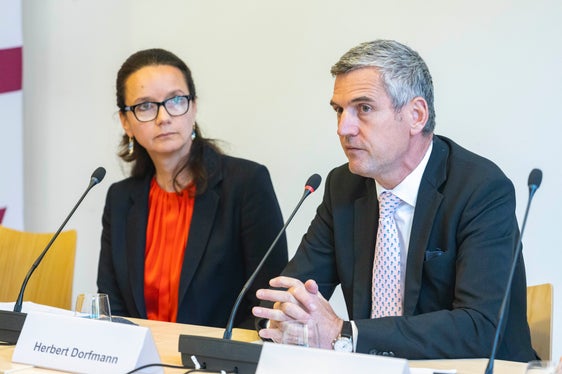 EU-Parlamenterarier und Gastgeber Dorfmann (r.) mit Kabinettchefin Preising (Foto: LPA/Javier Bernal Revert)