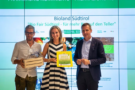Bio Fair Südtirol - für mehr Bio auf dem Teller ist ein Projekt von Bioland Südtirol und zählt aktuell 10 Partner. Kern des Projekts ist die dreistufige Auslobung - auch dieses Projekt kam ins Finale. Walter Steger und Manuela Zischg nahmen strahlend die Auszeichnung von Landesrat Luis Walcher entgegen. (Foto: LPA/Fabio Brucculeri)