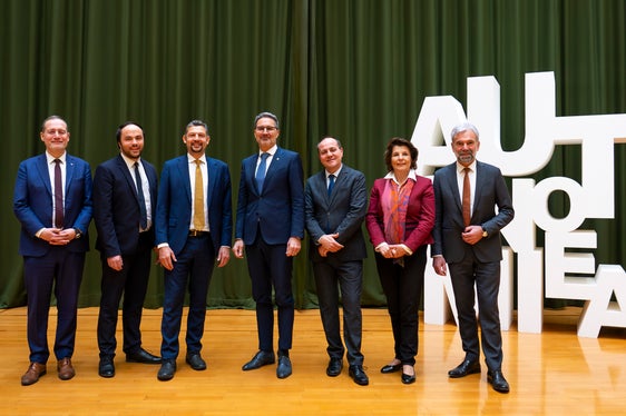 Gruppenfoto der scheidenden Landesregierung: Landesrat Massimo Bessone, Landesrat Philipp Achammer, Landeshauptmann-Stellvertreter Daniel Alfreider, Landeshauptmann Arno Kompatscher, Landeshauptmann-Stellvertreter Giuliano Vettorato, Landesrätin Maria Hochgruber Kuenzer und Landesrat Arnold Schuler. Landeshauptmann-Stellvertreterin Waltraud Deeg war krankheitsbedingt abwesend. (Foto: LPA/Fabio Brucculeri)