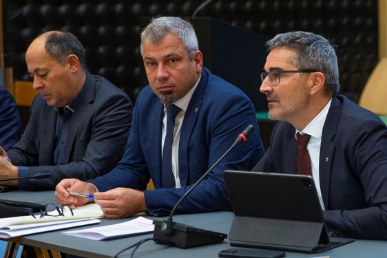 Trafen sich mit den Gewerkschaftsorganisationen, um die weitere Vorgehensweise beim bereichsübergreifenden Kollektivvertrag zu klären: (v.l.) Abteilungsdirektor Albrecht Matzneller, Generaldirektor Alexander Steiner und LH Kompatscher. (Foto: LPA/Fabio Brucculeri)