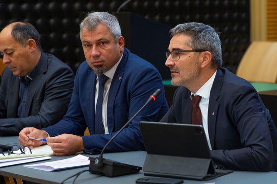 Il direttore di Ripartizione, Albrecht Matzneller, il direttore generale, Alexander Steiner, e il presidente Arno Kompatscher (da sinistra) nel corso dell'incontro odierno con le organizzazioni sindacali per il contratto d'intercomparto (Foto: ASP/Fabio Brucculeri)