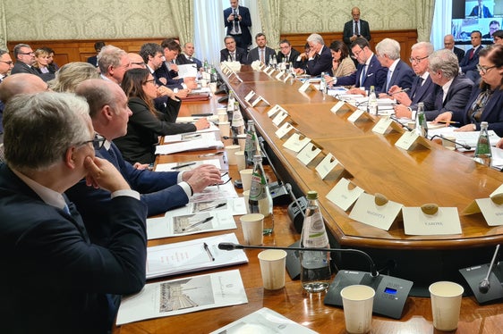 Foto di gruppo per i partecipanti alla Cabina di regia per le opere e gli interventi dei Giochi olimpici e paralimpici di Milanjo Cortina 2026, riunitisi ieri a Palazzo Chigi (Foto: Ufficio stampa Regione Trentino-Alto Adige/Davide Cordua)
