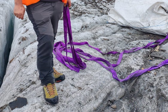 All’operazione di raccolta dei rifiuti ha partecipato anche il caposquadra del Servizio forestale provinciale Fabian Stecher. (Foto: USP/Ispettorato forestale Silandro)