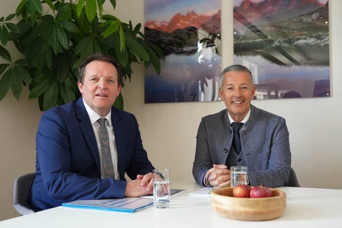 Einen intensiveren Austausch über die Grenzen hinweg wünschen sich René Zumtobel, der Tiroler Landesrat für Natur- und Umweltschutz, sowie sein Südtiroler Amtskollege, der Landesrat für Raumentwicklung, Umwelt-, Natur- und Klimaschutz, sowie Energie und Sport, Peter Brunner. (Foto: Land Tirol/Knabl)