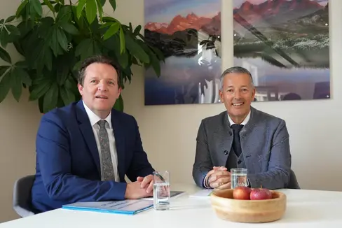 Einen intensiveren Austausch über die Grenzen hinweg wünschen sich René Zumtobel, der Tiroler Landesrat für Natur- und Umweltschutz, sowie sein Südtiroler Amtskollege, der Landesrat für Raumentwicklung, Umwelt-, Natur- und Klimaschutz, sowie Energie und Sport, Peter Brunner. (Foto: Land Tirol/Knabl)