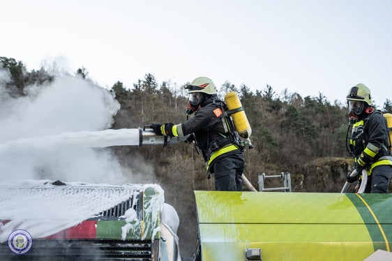 Grazie al pronto intervento dei Vigili del Fuoco, le fiamme sono state domate e i circa cinquanta passeggeri sono stati messi in sicurezza. (Foto: USP/David Ceska).
