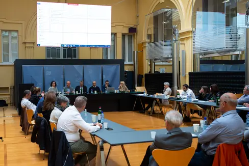 Riunione del Comitato di sorveglianza del FEASR (da sinistra a destra): Maria Merlo, funzionario responsabile della Direzione generale Agricoltura della Commissione europea, il direttore della Ripartizione provinciale Agricoltura Martin Pazeller, Stefano Lafionda, Luigi Ottaviani e Paola Gonnelli, tutti e tre funzionari responsabili del Ministero dell'Agricoltura a Roma, con gli stakeholder e i rappresentanti delle Ripartizioni e degli Uffici provinciali seduti intorno al tavolo della riunione. (Foto: ASP/Fabio Brucculeri)